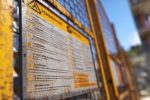 Gros plan sur un panneau de construction affichant les informations obligatoires du permis de bâtir.