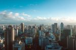 Vue étendue d'une ligne d'horizon citadine montrant clairement des immeubles respectant et violant les normes