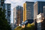 Vue de la ville intégrant des structures modernes et historiques accentuant la conformité réglementaire