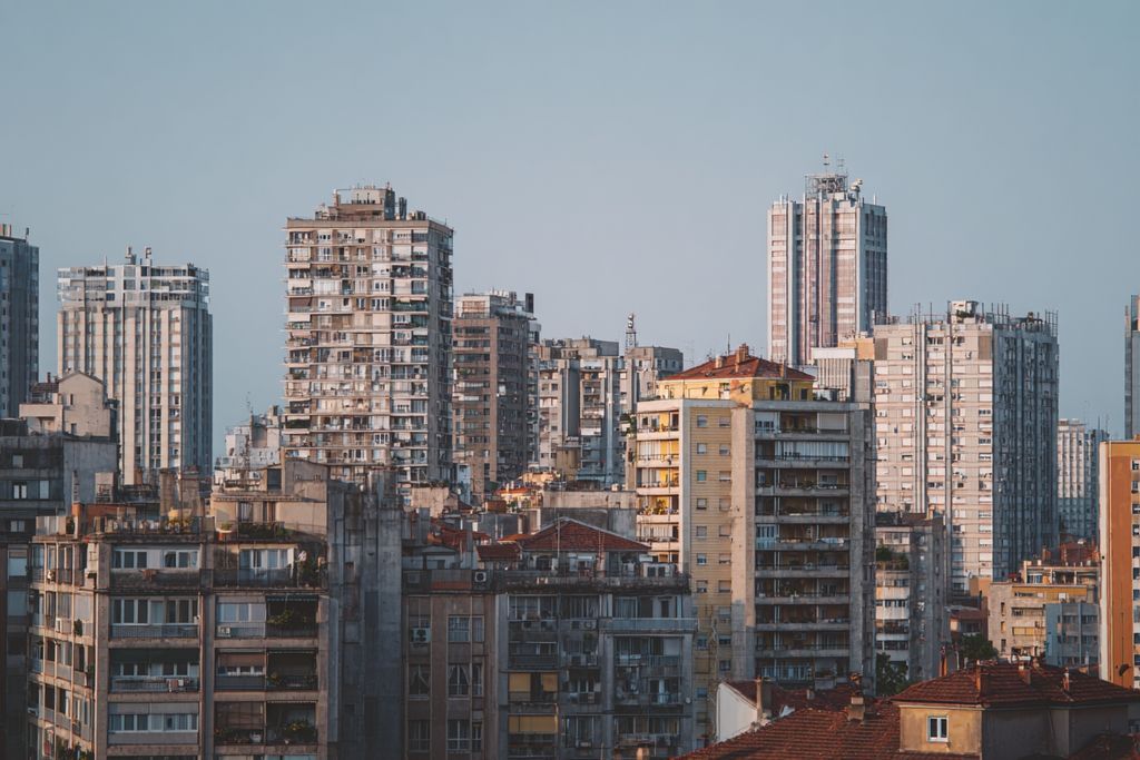 Vue de la ville montrant des structures urbaines sous un ciel bleu