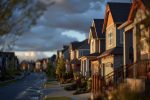 Image d'un quartier tranquille avec des maisons et mise en avant des règles d'urbanisme.