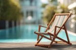 Brochure informative sur les réglementations des piscines sur une chaise en bois