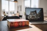 Guide légal pour les extensions de maison à côté d'un ordinateur portable